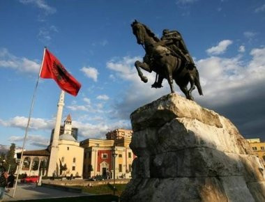 Νέα αλβανική πρόκληση στη Χειμάρρα: Απένειμαν «τίτλους τιμής» σε μουσουλμάνους της περιοχής